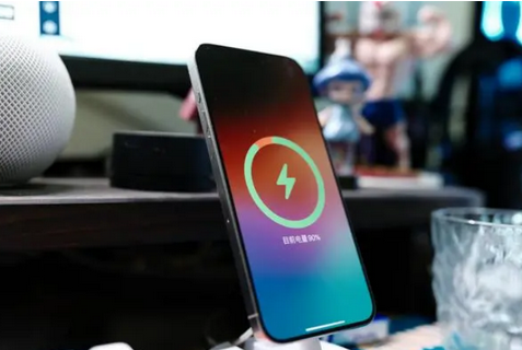 萝北苹果15换屏服务分享用什么充电器给iPhone15充电更好 